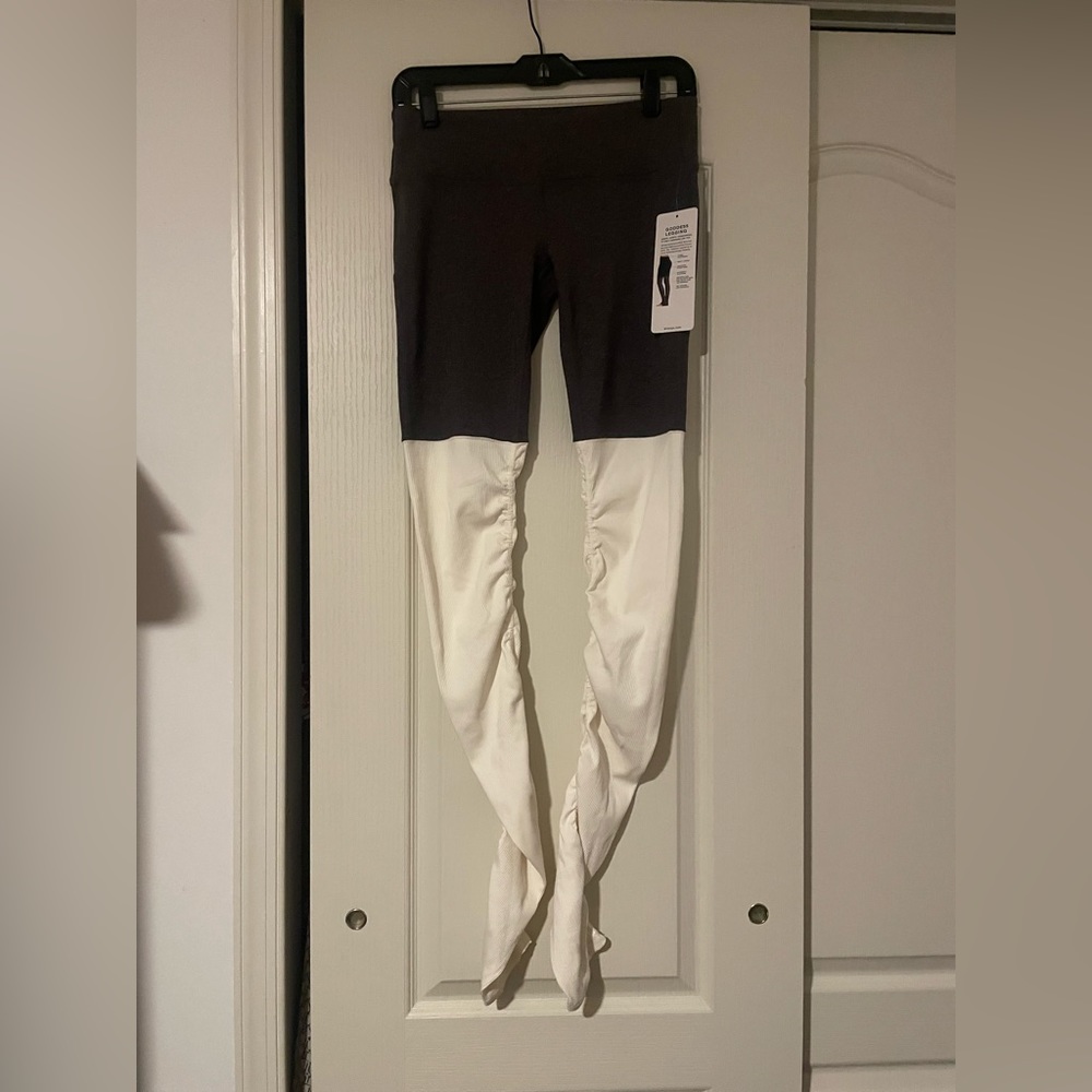Alo yoga leggings size medium NWT